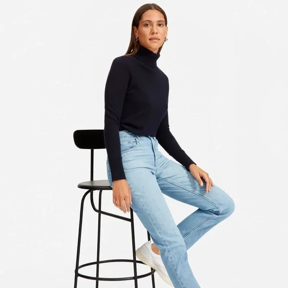 Everlane The Cheeky Jean in Sky Blue - Picture 3 of 12